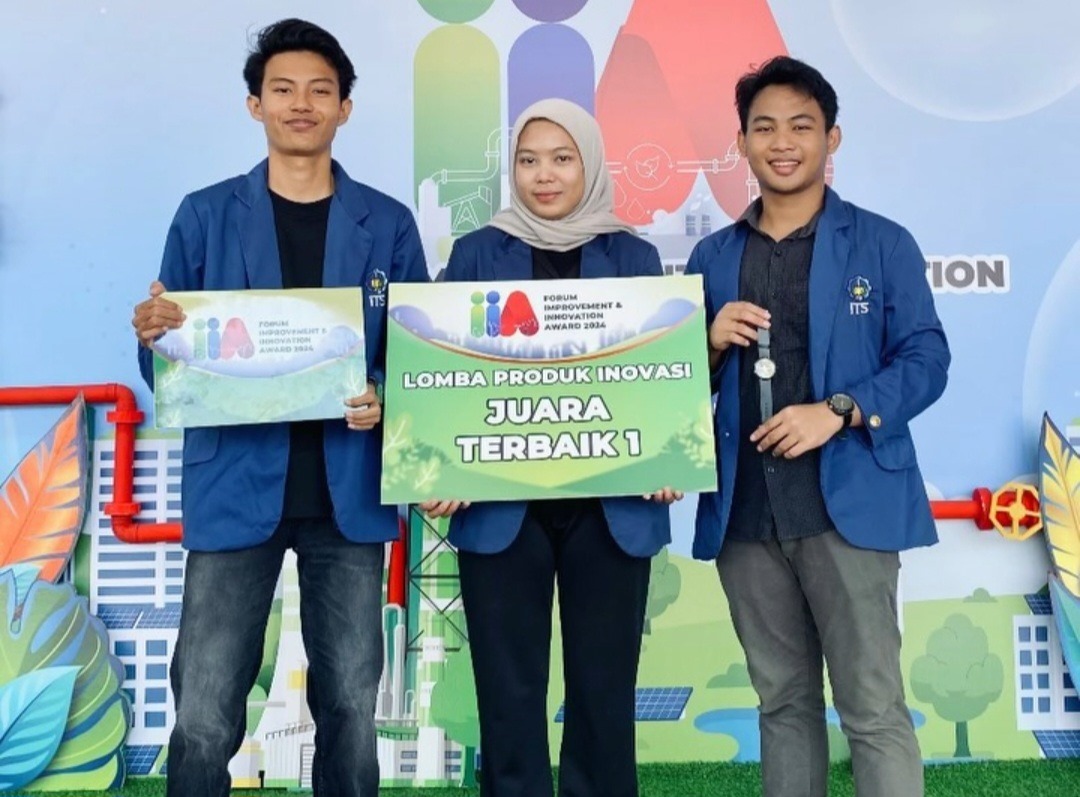 (dari kiri) Senja Alfakori, Nisa Abiba, dan Syahrian Arkan dari tim Cagar ITS ketika menerima penghargaan juara 1 dalam kompetisi Improvement & Innovation Award