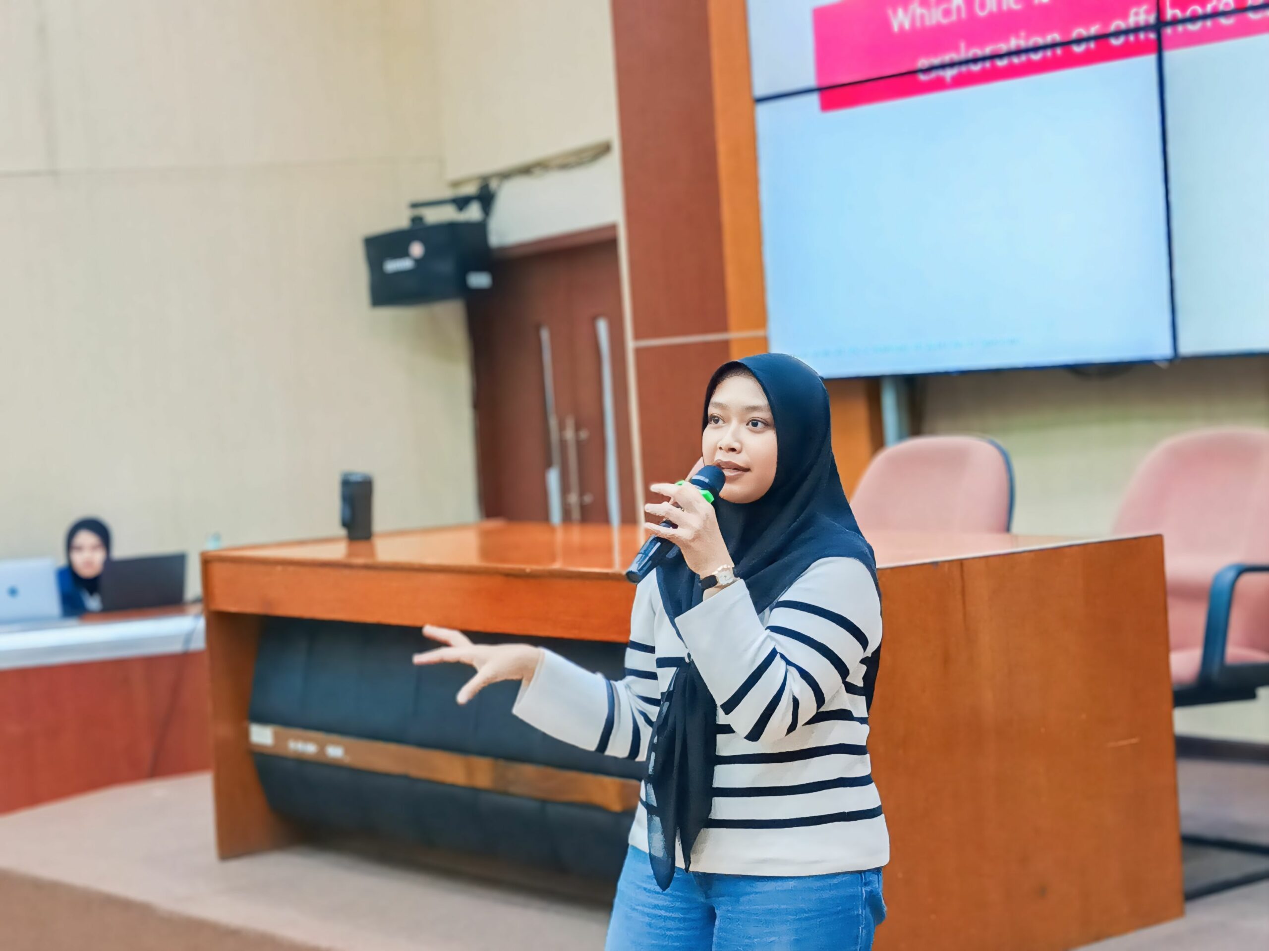 Astrini Yuswandari menerangkan proses eksplorasi dalam Seminar SPE ITS SC 2024