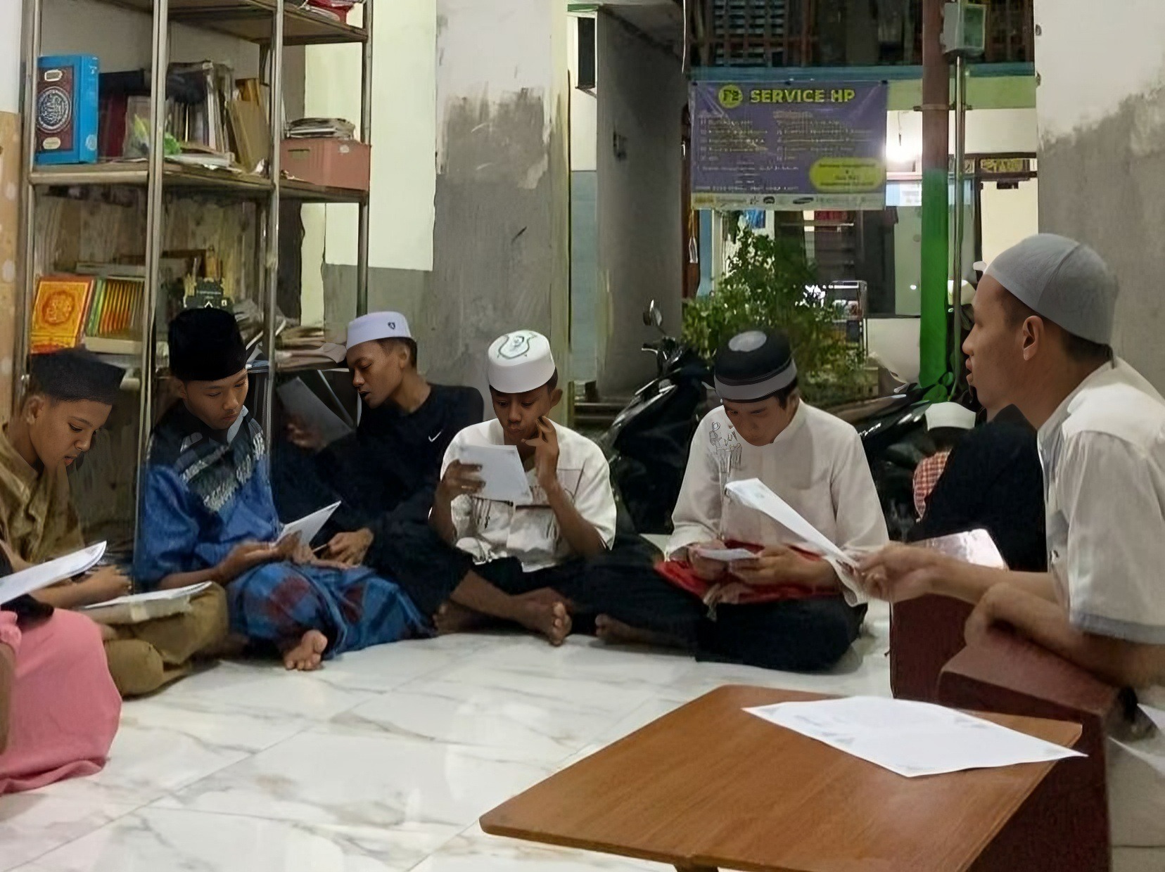 Salah satu pengajar volunteer dalam program JMMI Mengajar saat menyimak kegiatan mengaji