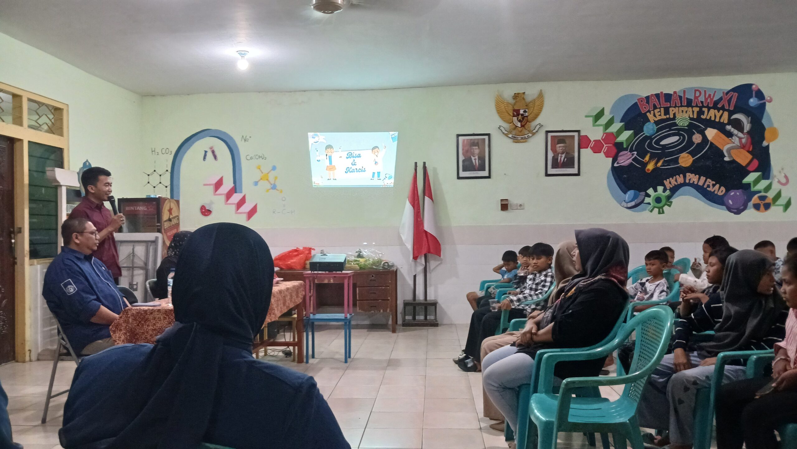 Pemberian edukasi kepada masyarakat dan anak-anak di Kelurahan Putat Jaya akan pentingnya pendidikan sains bagi anak