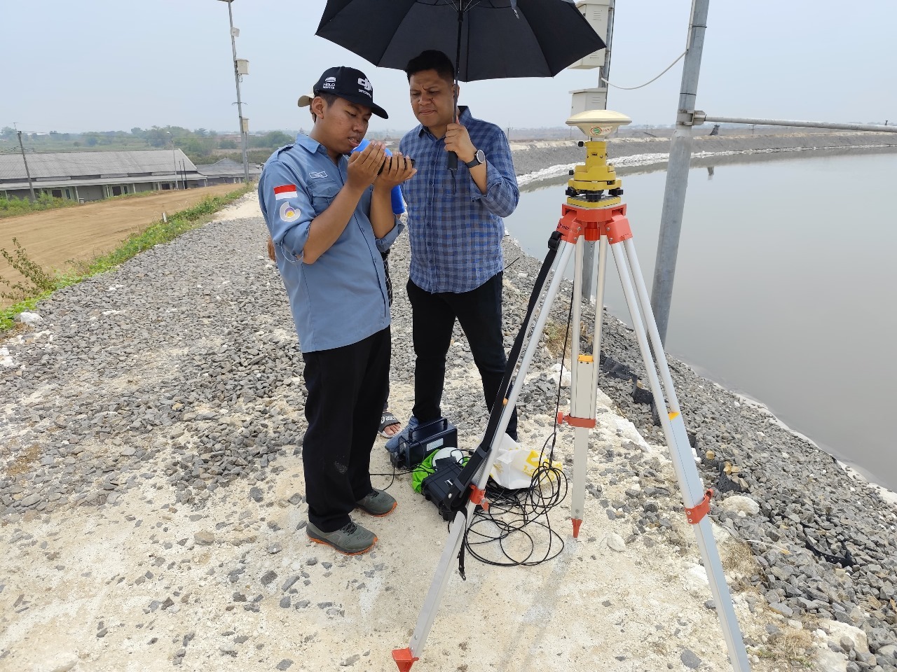 Anggota tim riset ITS Miko Cahya Laksmana ST (kiri) saat mengembangkan produk Low-cost GNSS Receiver