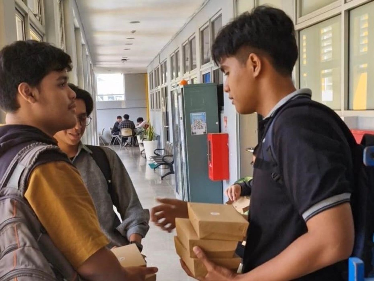 Bima Saputra (kanan) saat menjajakan nasi ayam geprek jualannya kepada teman-temannya di kampus ITS