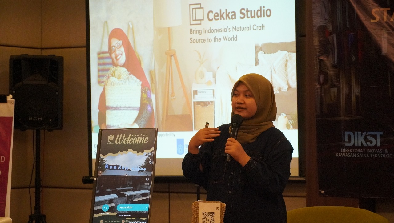 CEO Cekka Studio Nurul Idzi ketika mempresentasikan produk dan startup inovasinya kepada para investor