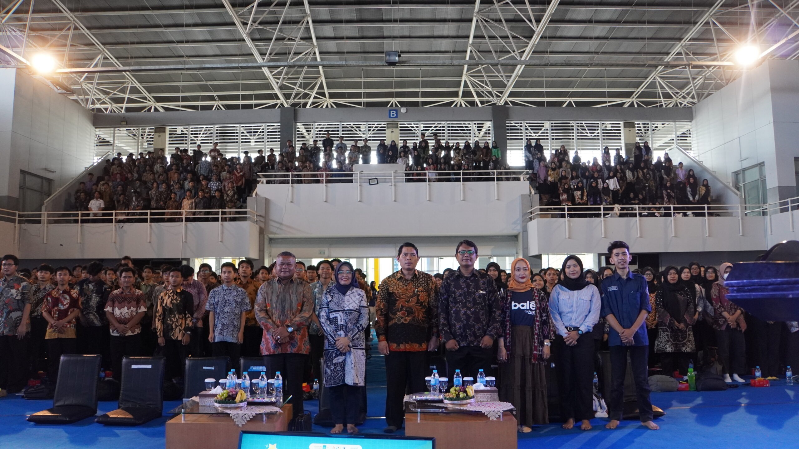 Gambar Prof Nurul Widiastuti SSi MSi PhD (dua dari kiri) bersama 1075 mahasiswa penerima KIPK dan ADIK