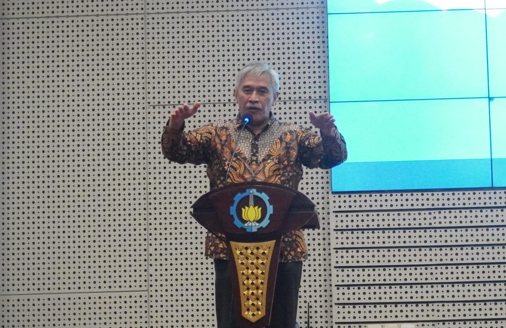 Prof Ir Raden Sjarief Widjaja PhD FRINA memaparkan materi pada Memorial Lecture bertajuk Penguasaan Sains dan Teknologi untuk Menjaga Kedaulatan dan Hak Berdaulat sebagai Bentuk Perwujudan Deklarasi Djuanda