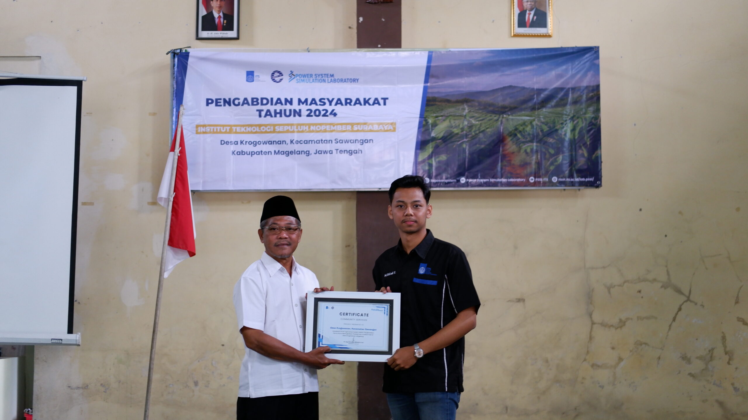 (dari kiri) Kepala Desa Krogowanan, Magelang bersama dengan koordinator asisten Laboratorium Simulasisi Sistem Tenaga Listrik Departemen Teknik Elektro saat foto bersama 