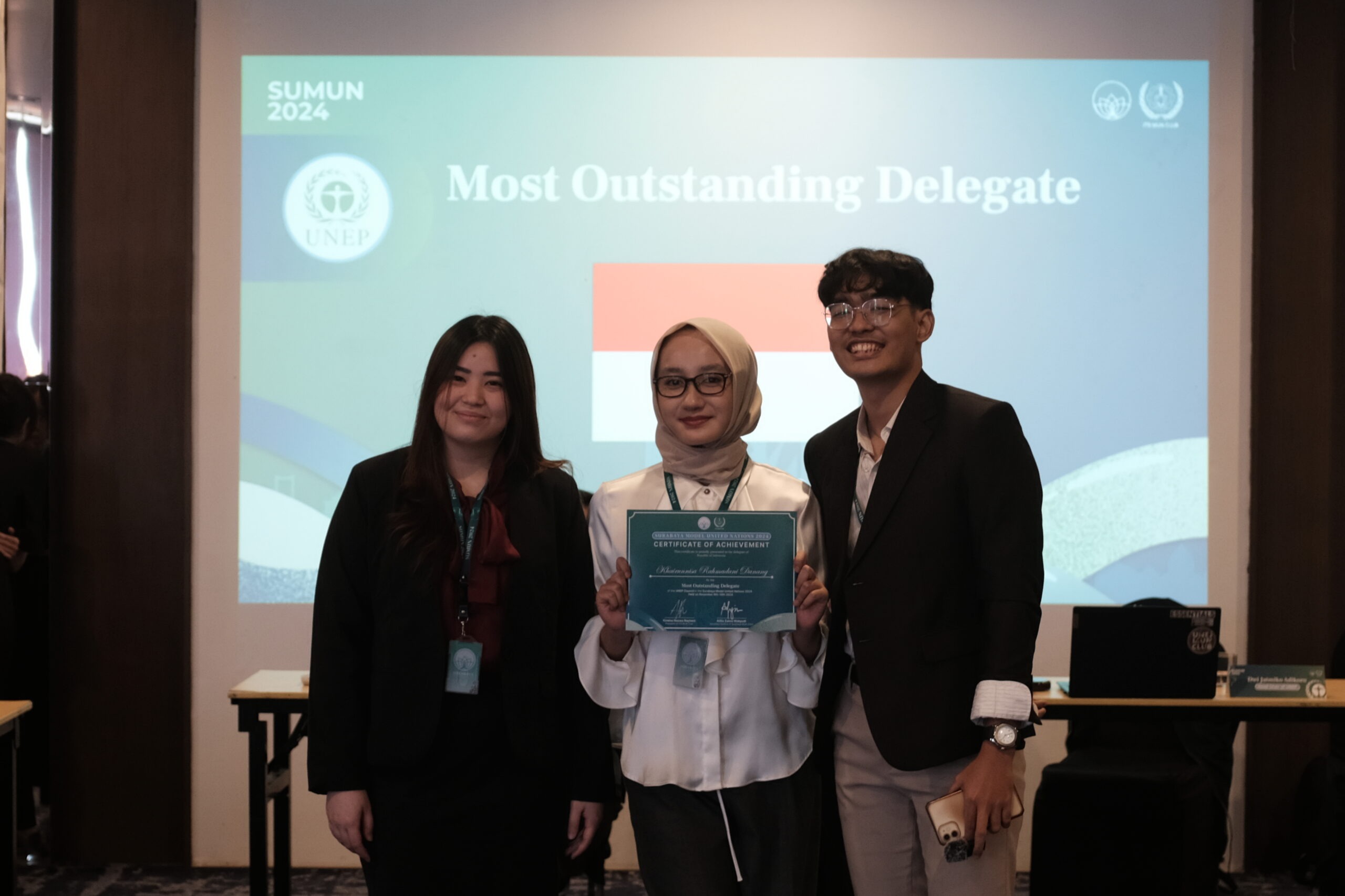 Gambar Delegasi Indonesia Khairunnisa Rahmahdani Danang saat memperoleh penghargaan The Most Outstanding Delegate