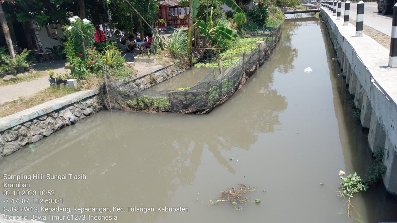 Gambar penampakan kondisi air sungai di Desa Tlasih yang tercemar limbah sisa hasil produksi industri kerupuk