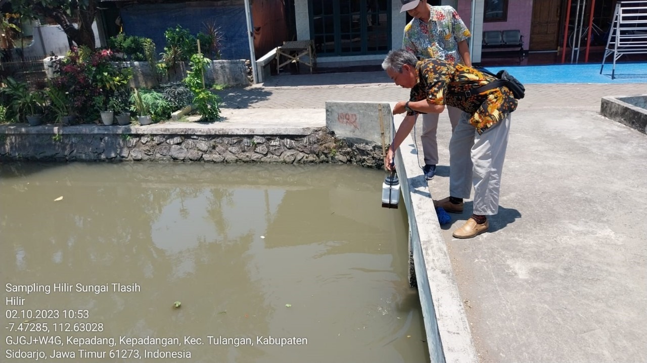 Gambar proses pengambilan sampel air sungai di Desa Tlasih oleh Tim KKN Abmas ITS untuk dilakukan pengujian