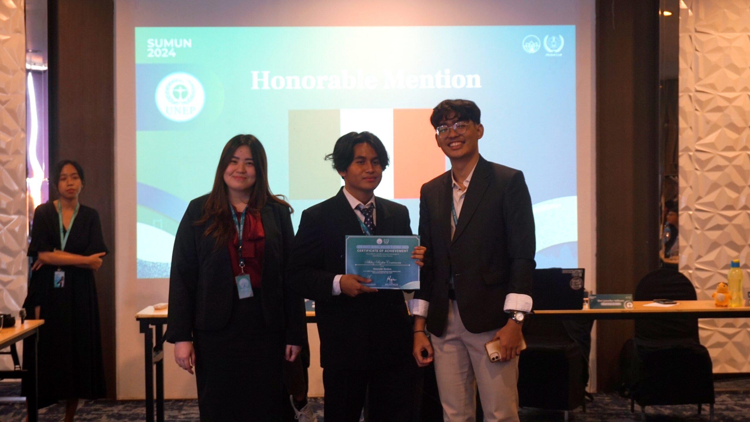 Gambar Delegasi Meksiko Aldiez Rizkia Centrinova saat menerima penghargaan Honorable Mention