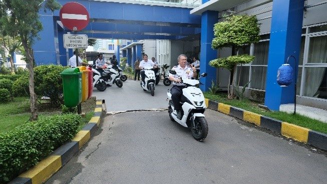 Kepala Dinas Perhubungan Dr Nyono ST MT (depan) beserta jajaran Dishub Jatim saat mencoba mengendarai EVITS di area perkantoran