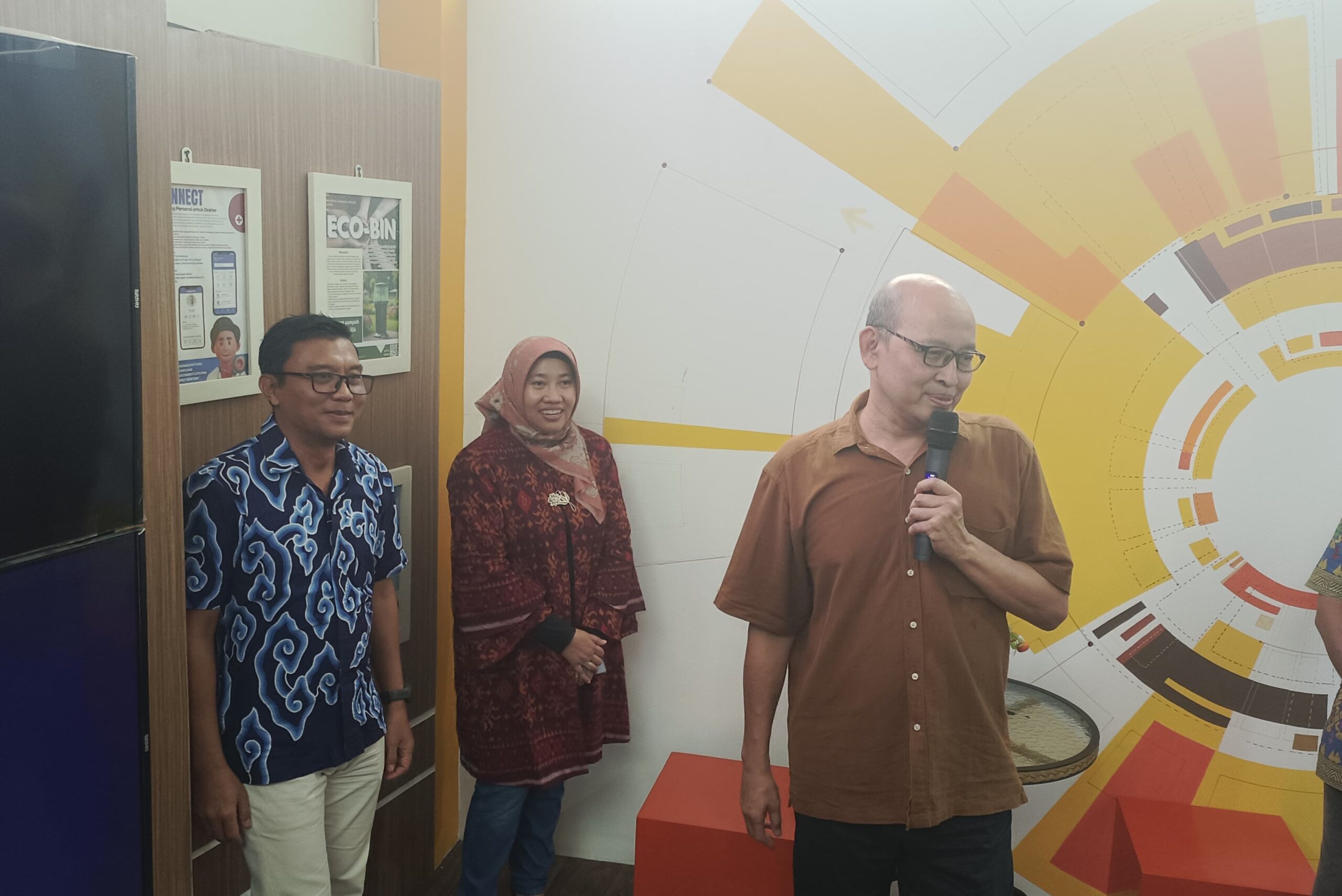 Kepala Prodi Inovasi Digital ITS Ir Achmad Holil Noor Ali MKom (kanan) ketika menjelaskan karya mahasiswa di ruang pameran CCWS Inovasi Digital ITS