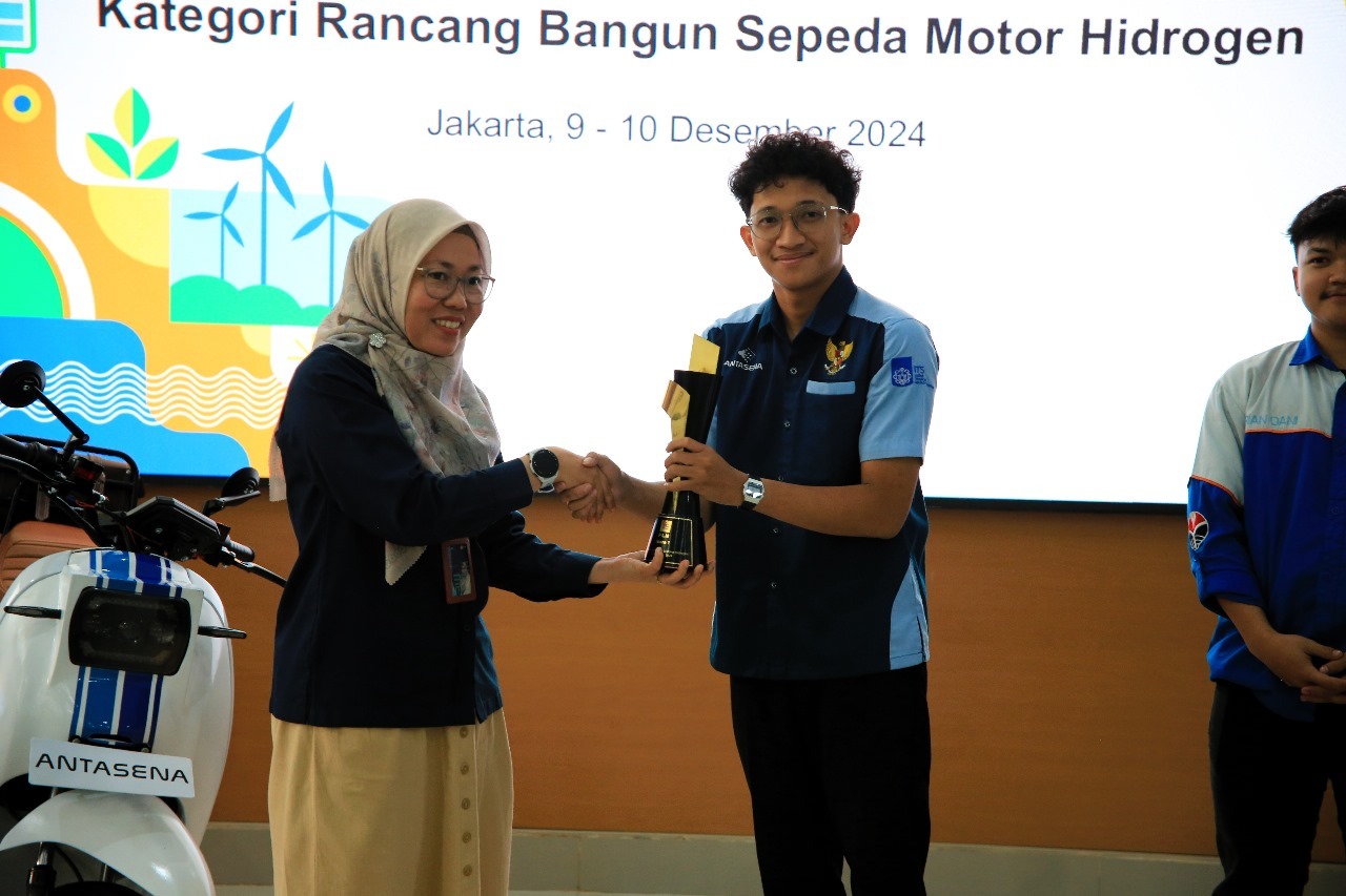 Ketua Tim Pendanaan Antasena ITS Barra Izzatur Radhi’fan (kanan) ketika menerima penghargaan sebagai juara pertama PLN ICE 2024 kategori Rancang Bangun Sepeda Motor Hidrogen