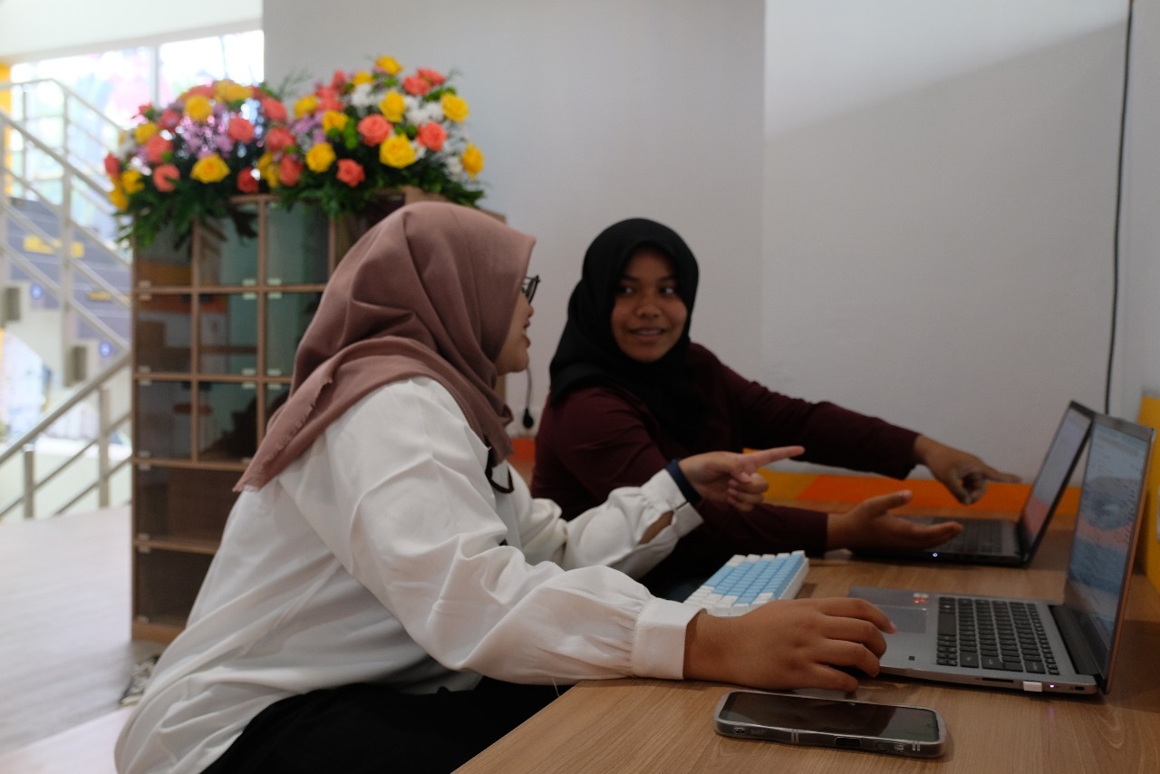 Mahasiswa Departemen Sistem Informasi ITS melakukan diskusi di salah satu ruang yang tersedia di CCWS Inovasi Digital ITS