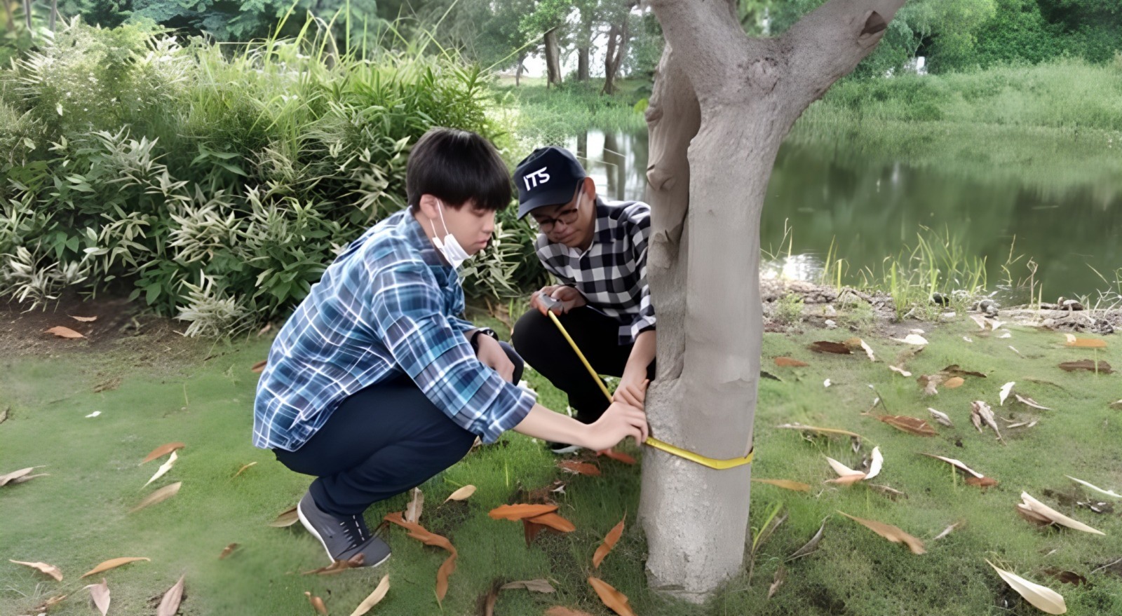 Mahasiswa Departemen Teknik Geofisika ITS saat melakukan observasi kondisi pohon untuk meminimalisir dampak angin puting beliung