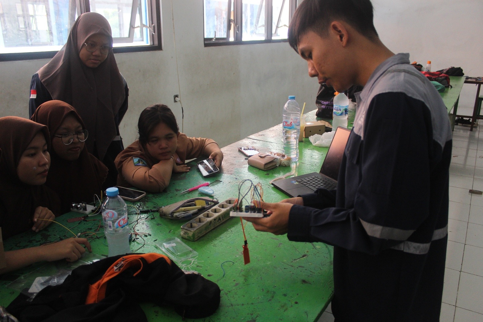 Mahasiswa KKN Abmas melakukan demonstrasi perakitan menggunakan arduino kepada siswa smk