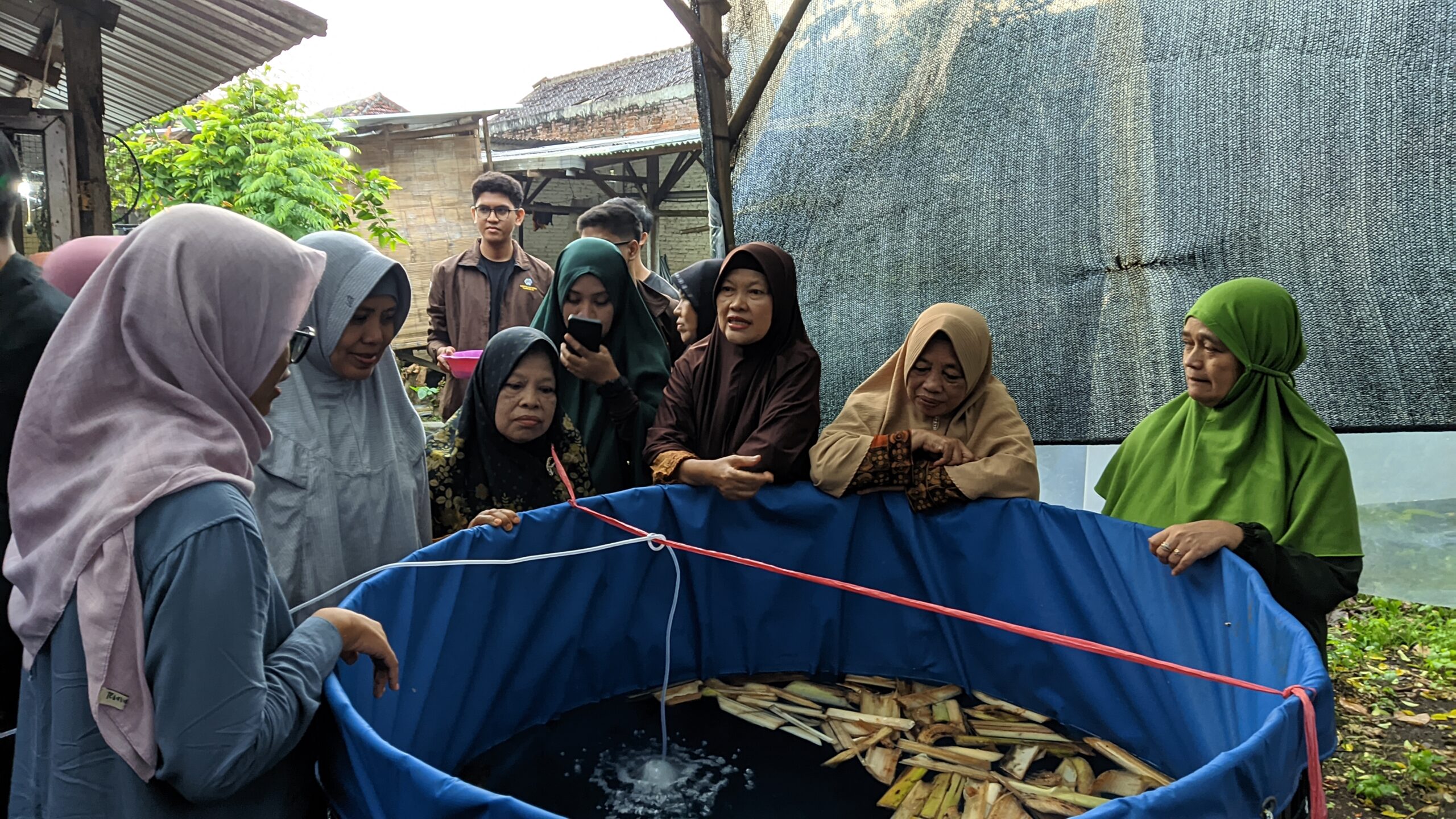 Demonstrasi secara langsung oleh mahasiswa KKN Abmas ITS dalam melakukan budi daya ikan lele dengan sistem bioflok yang dilihat secara langsung oleh warga Desa Pakis Kembar