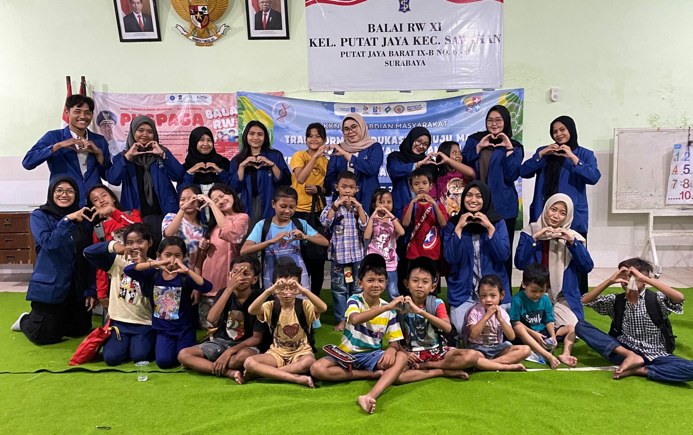 Para anak-anak di Kelurahan Putat Jaya, Kota Surabaya bersama dengan mahasiswa FSAD ITS saat mengikuti program KARCIS