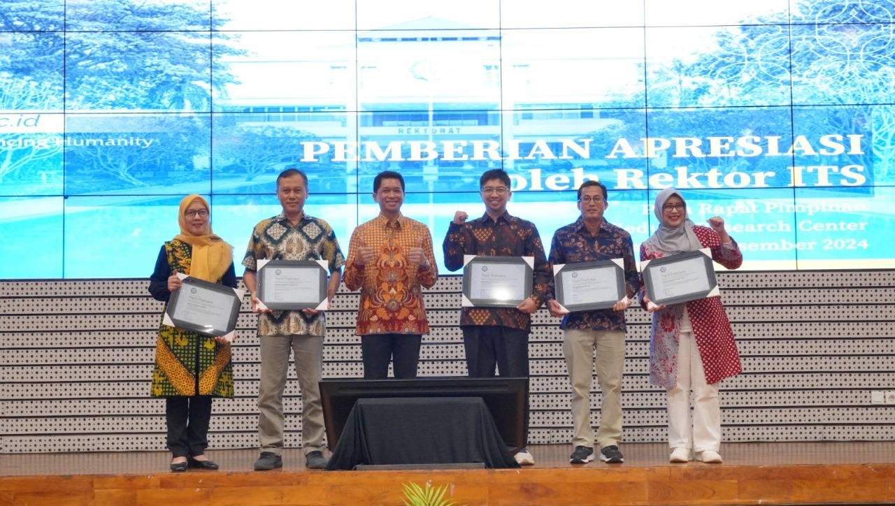 Para dosen dan tenaga kependidikan ITS saat menerima penghargaan Rector Awards 2024