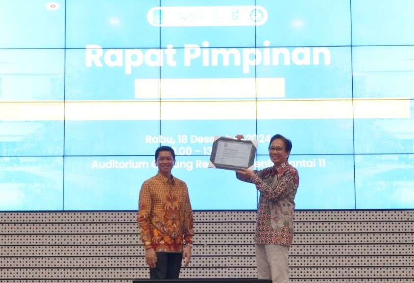 Pemberian penghargaan kepada Rektor ke-12 ITS Prof Dr Ir Mochamad Ashari MEng (kanan) oleh Rektor ke-13 ITS Prof Ir Bambang Pramujati ST MSc Eng PhD (kiri)