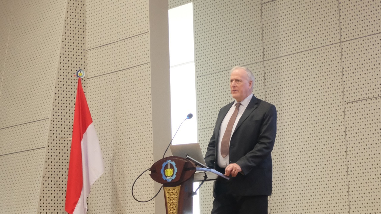 Prof Andrew J Whittle dari Massachusetts Institute of Technology, Amerika Serikat saat menyampaikan presentasinya di IJS 2024