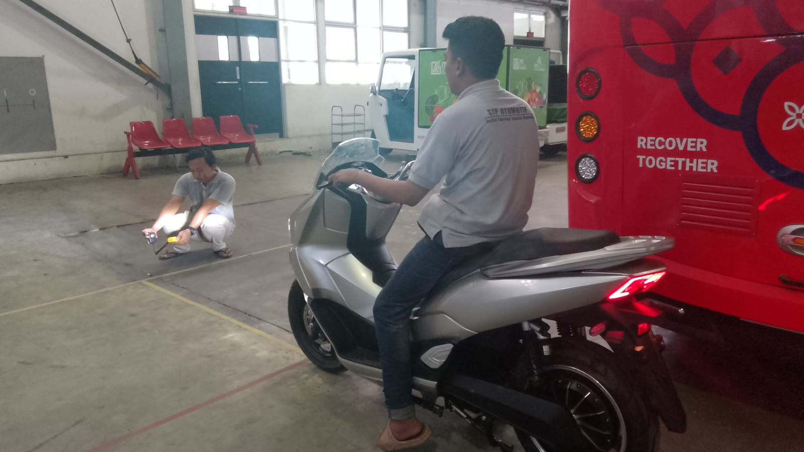 Proses pengujian pada workshop uji di Bengkel Konversi STP Otomotif ITS