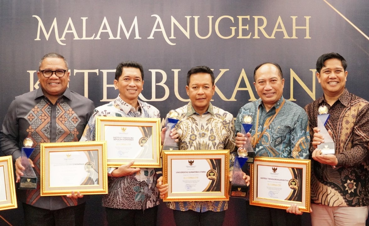 Rektor ITS Prof Ir Bambang Pramujati ST MSc Eng PhD (dua dari kiri) bersama pimpinan perguruan tinggi lainnya seusai menerima penghargaan Kualifikasi Informatif dalam Anugerah KIP 2024