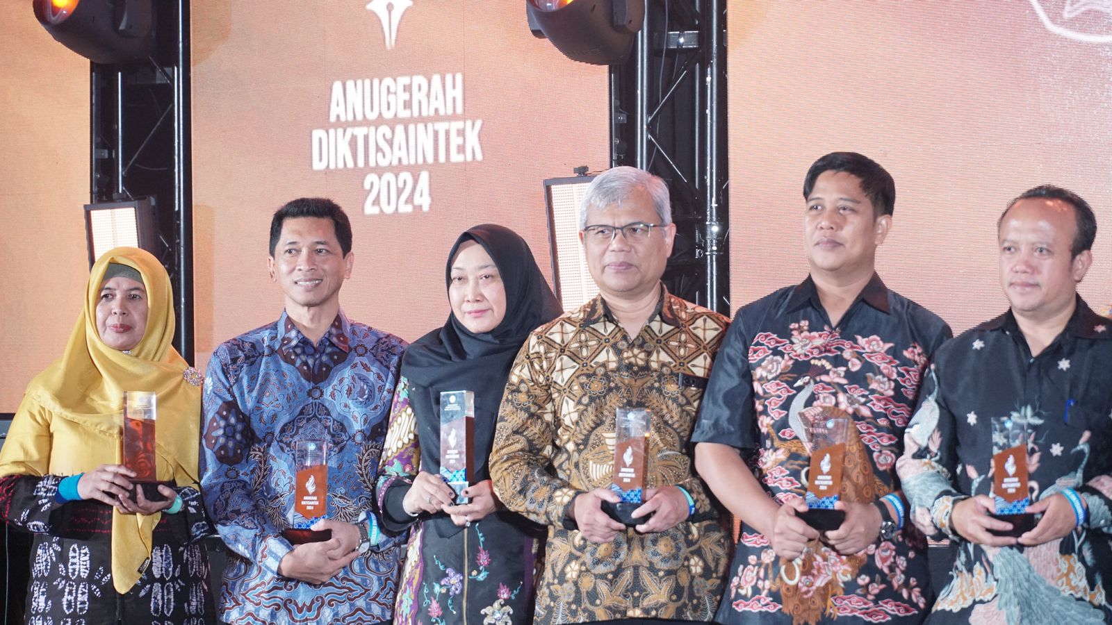 Rektor ITS Prof Ir Bambang Pramujati ST MSc Eng PhD (dua dari kiri) saat menerima penghargaan Anugerah Diktisaintek 2024 bersama para penerima penghargaan dari perguruan tinggi lainnya