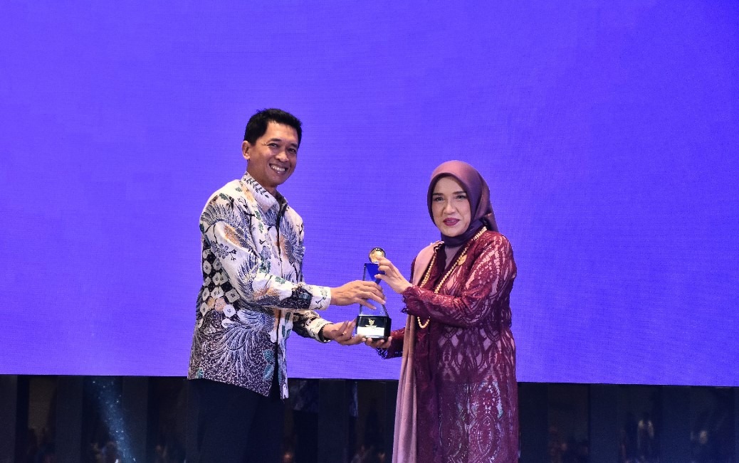 Rektor ITS Prof Ir Bambang Pramujati ST MSc Eng PhD (kiri) saat menerima penghargaan Kualifikasi Informatif dalam Anugerah Keterbukaan Informasi Publik (KIP) 2024