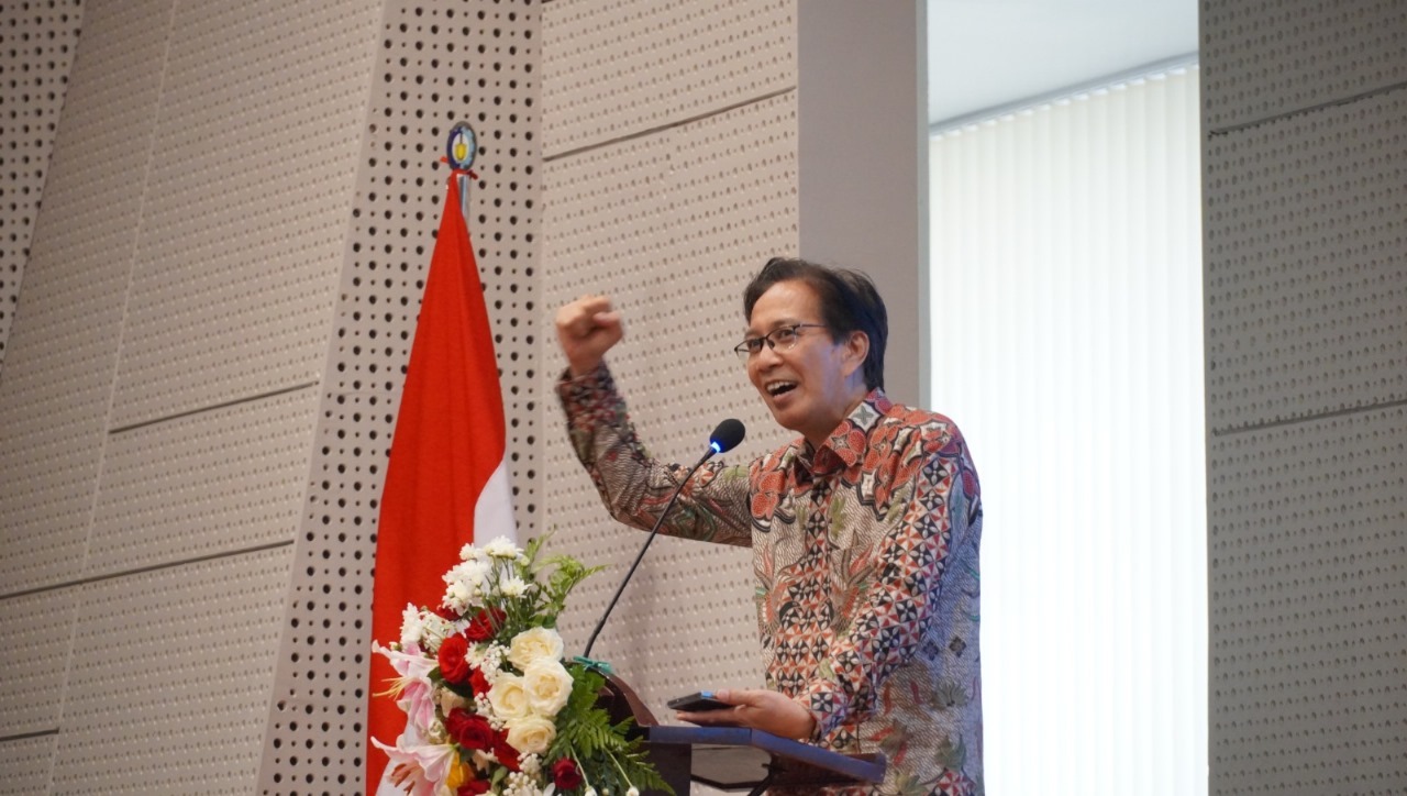 Rektor ke-12 ITS Prof Dr Ir Mochamad Ashari saat menggaungkan Vivat ITS selepas sambutan dan ucapan terima kasih kepada sivitas ITS atas kinerja selama 5 tahun di masa kepemimpinannya