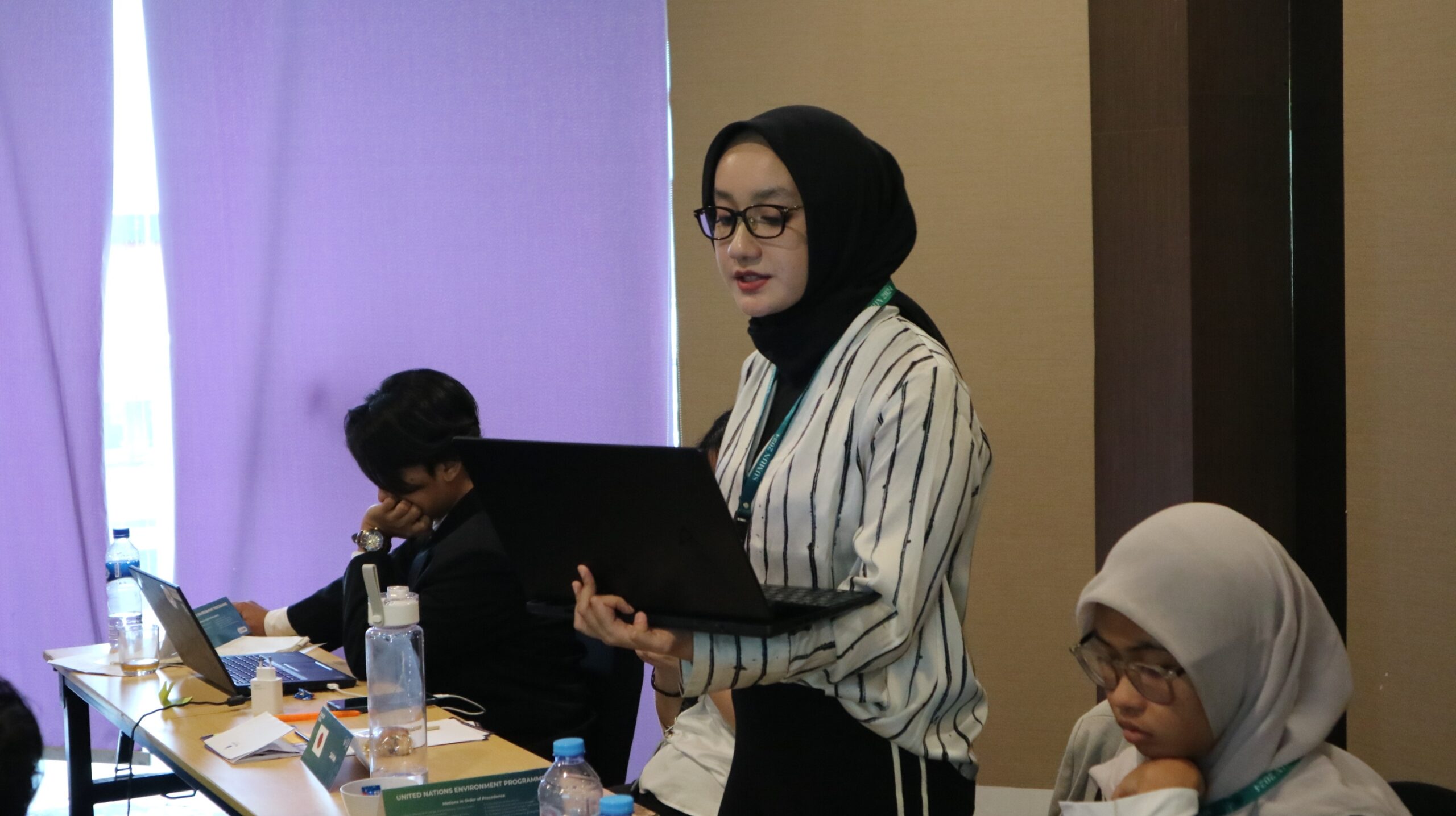 Gambar Delegasi Indonesia Khairunnisa Rahmahdani Danang menyampaikan pidato argumennya