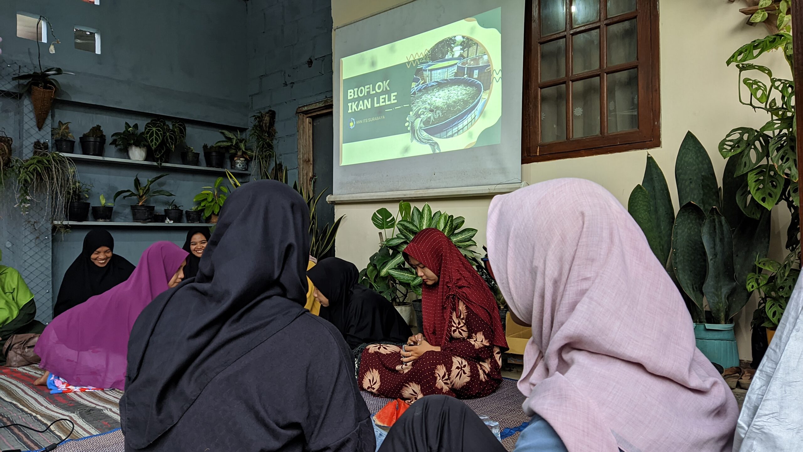 Para warga semangat mengikuti sosialisasi bioflok