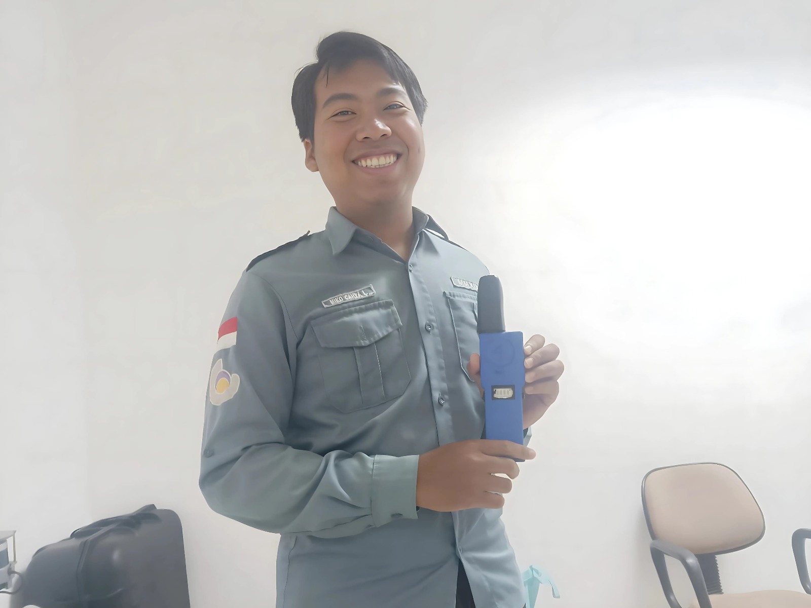 Salah satu anggota tim Miko Cahya Laksmana ST menunjukkan produk Low-cost GNSS Receiver buatan timnya