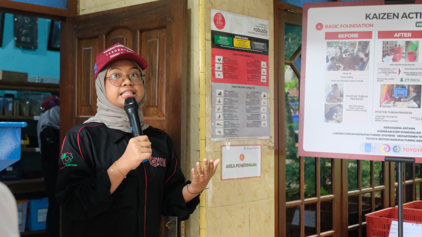 Salah satu mahasiswa DTSI ITS saat menjelaskan program peningkatan standarisasi kerja dalam produksi kopi Wonosalam