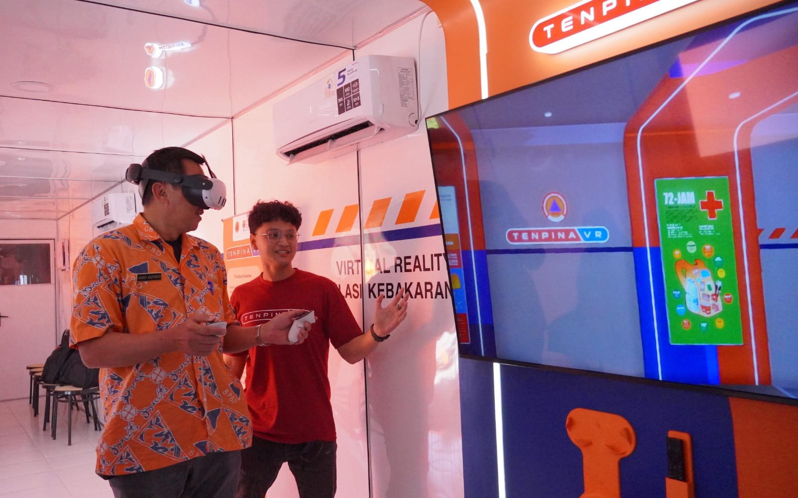 Salah satu tim mahasiswa ITS ketika memberikan tutorial kepada salah satu pengunjung TENPINA VR