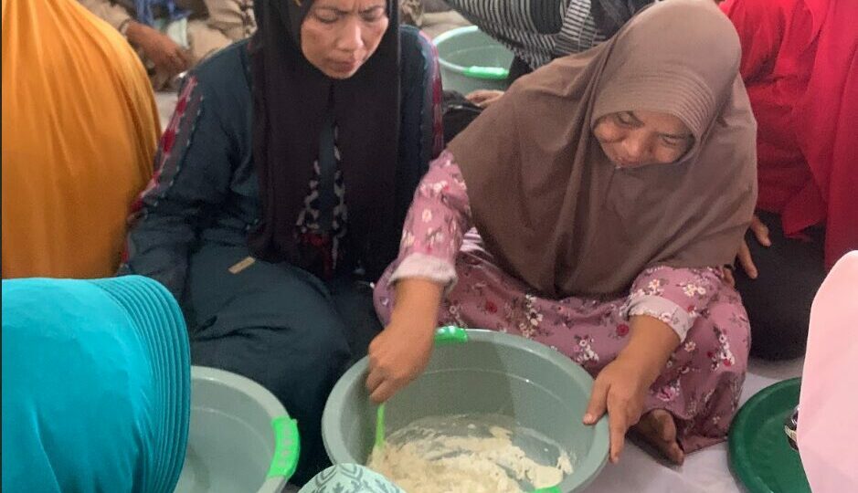 Ibu-ibu mengolah udang vaname menjadi produk Tengkok