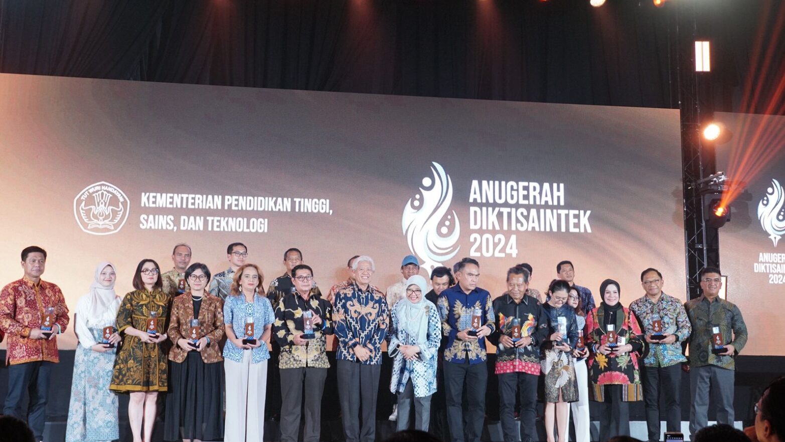 Rektor ITS Prof Ir Bambang Pramujati ST MSc Eng PhD (kanan belakang) bersama Direktur Kelembagaan Dr Khairul Munadi ST MEng dan para penerima penghargaan lainnya di ajang Anugerah Diktisaintek 2024