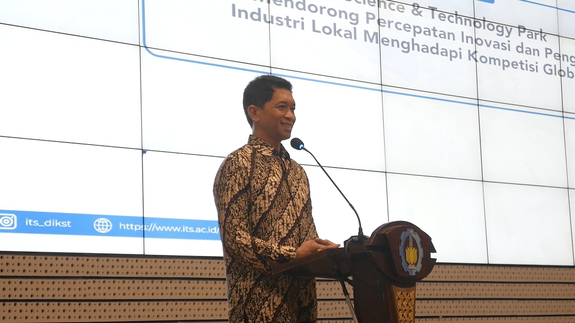 Gambar Rektor ITS Prof Ir Bambang Pramujati ST MScEng PhD ketika menyampaikan pidatonya pada peresmian Indonesia Blockchain Center ITS Chapter di Auditorium Research Center ITS, Kamis (19/12)