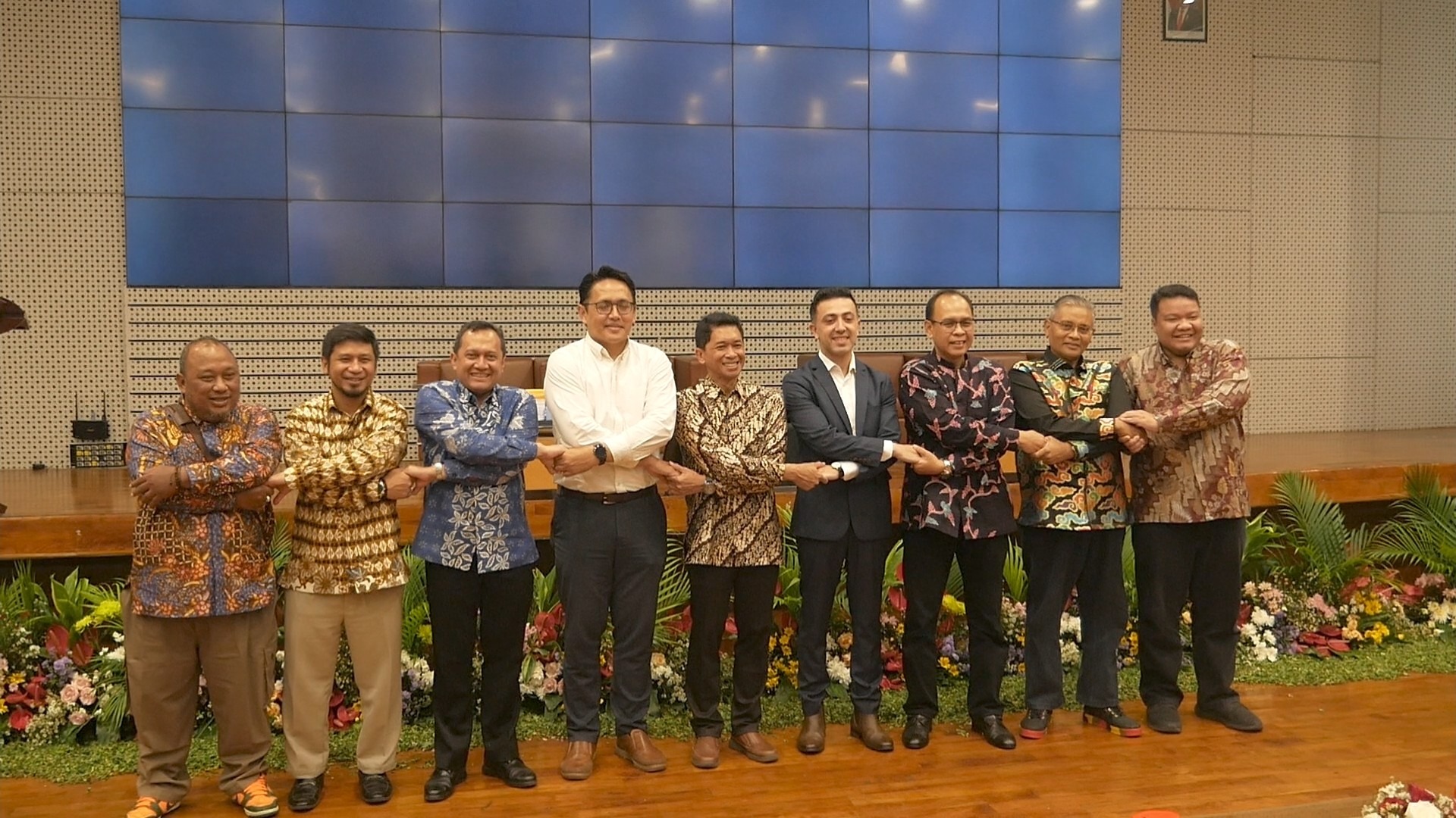 Gambar pihak ITS bersama pihak-pihak yang menjalin kerja sama dalam gelaran peresmian Indonesia Blockchain Center ITS Chapter