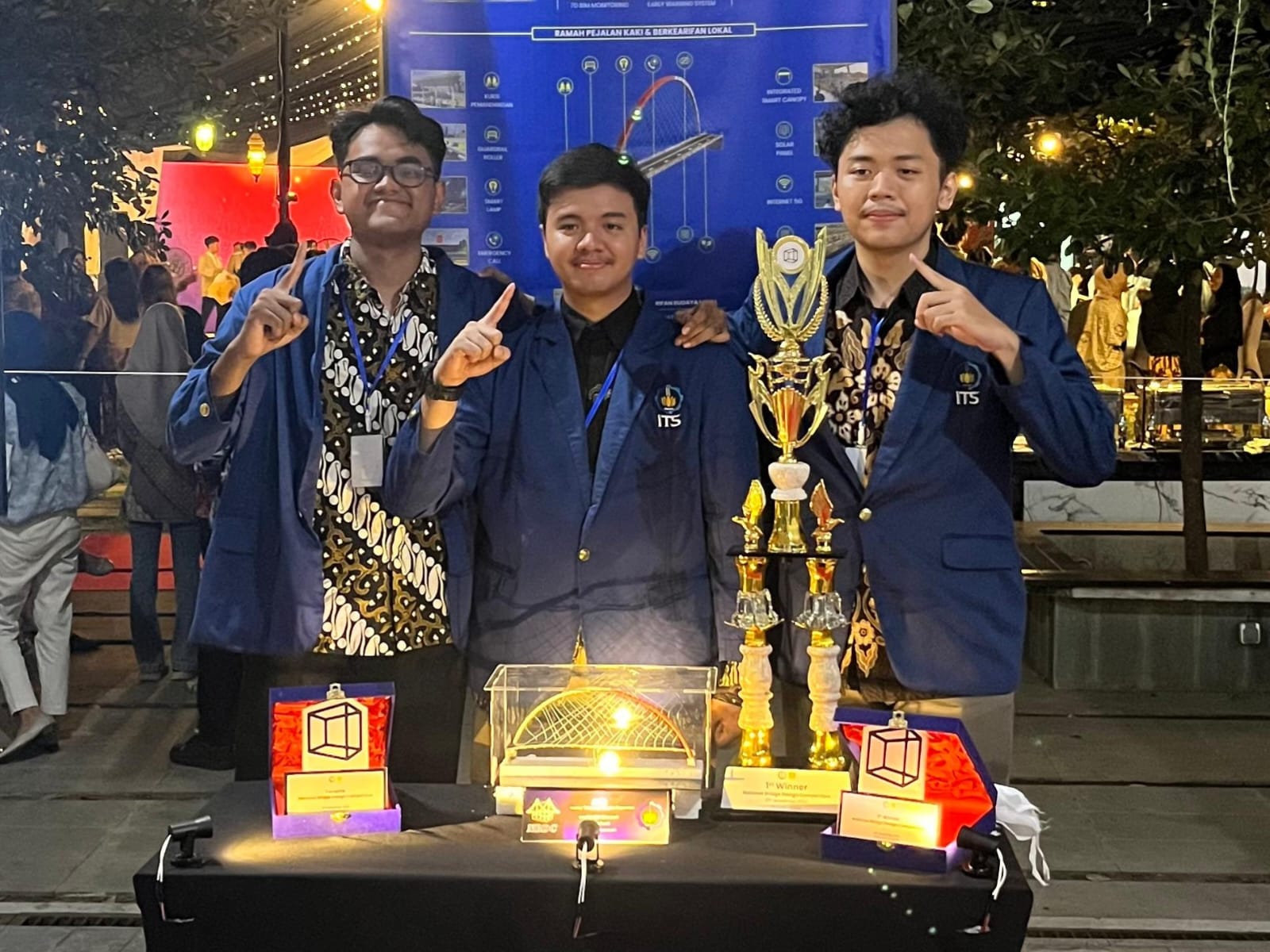 Tim ACE ITS (dari kiri) Athallah Rafi Zakariyah, Dimas Nurdyansyah, dan Zaidan Dzaki Prasetya Adi sebagai peraih juara I dan favorit di kompetisi Civil Expo 2024