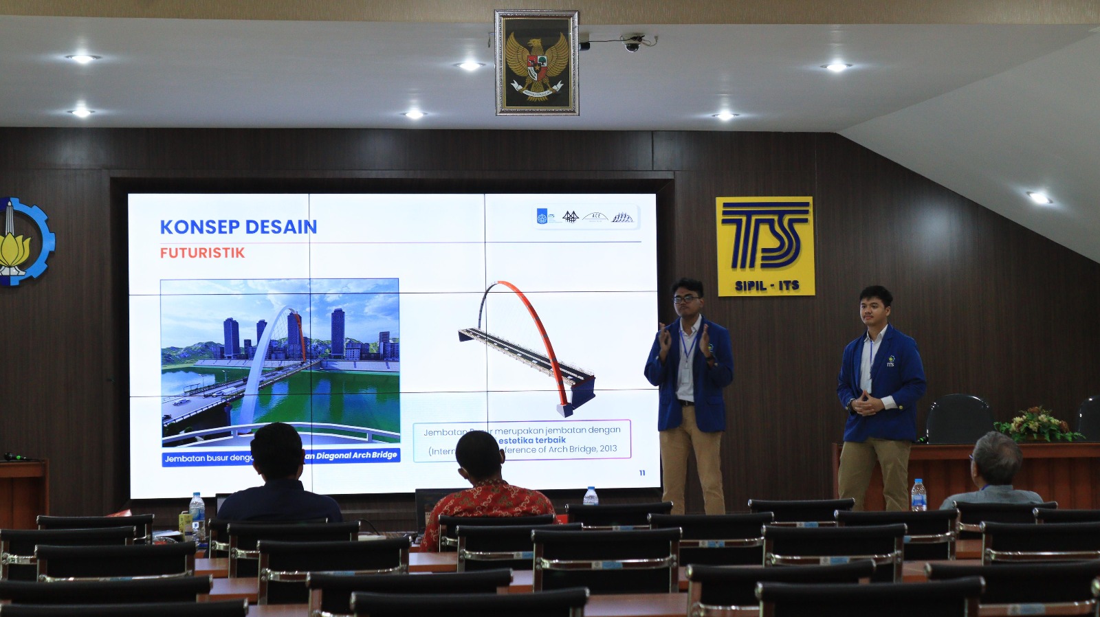 Tim ACE ITS ketika melakukan presentasi rancangan jembatan Jaya Askara pada kompetisi Civil Expo 2024 yang digelar oleh Departemen Teknik Sipil ITS