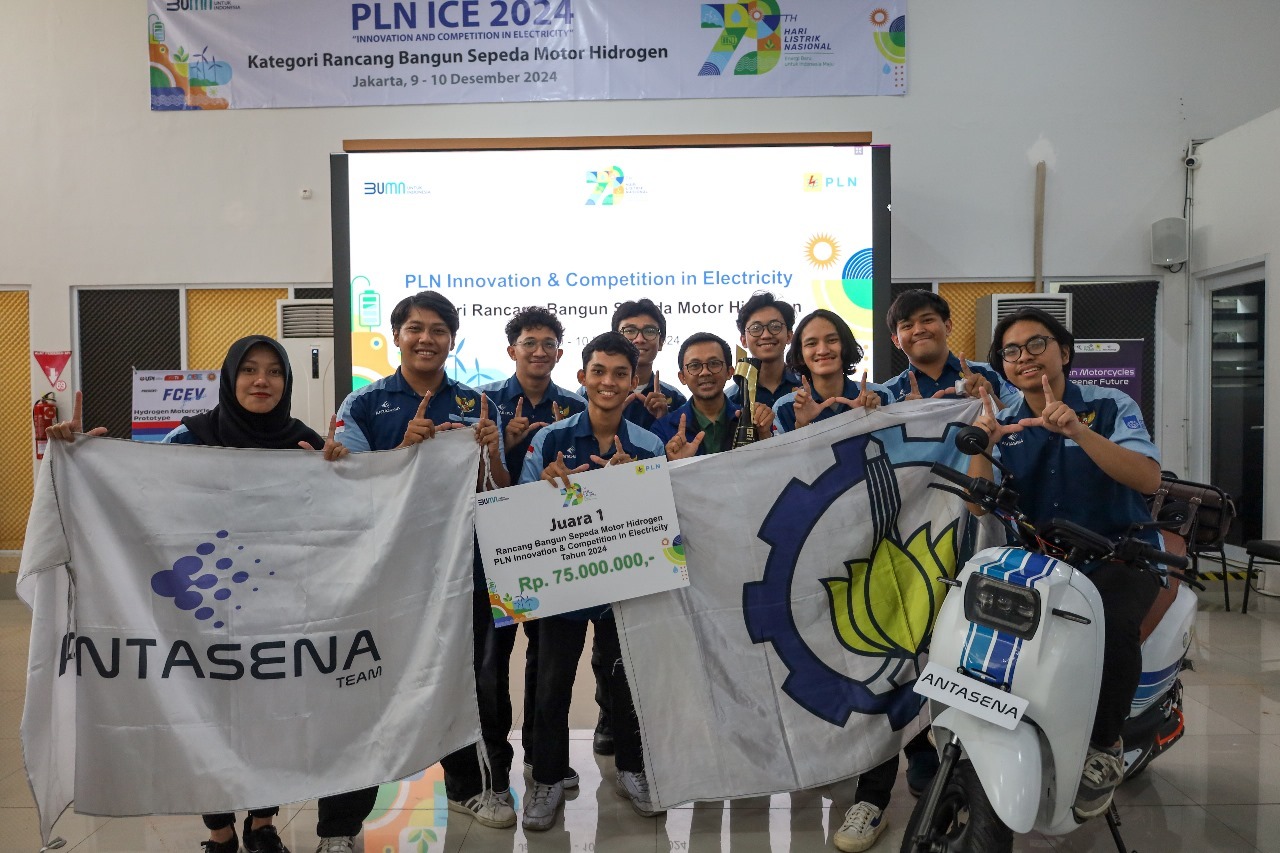 Tim Antasena ITS ketika menerima penghargaan juara pertama PLN ICE 2024 kategori Rancang Bangun Sepeda Motor Hidrogen