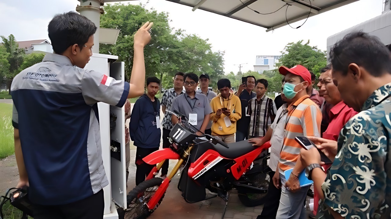 Tim STP Otomotif ITS saat memberikan penjelasan di sesi praktik pada Pelatihan Bengkel Konversi EV pada masyarakat umum