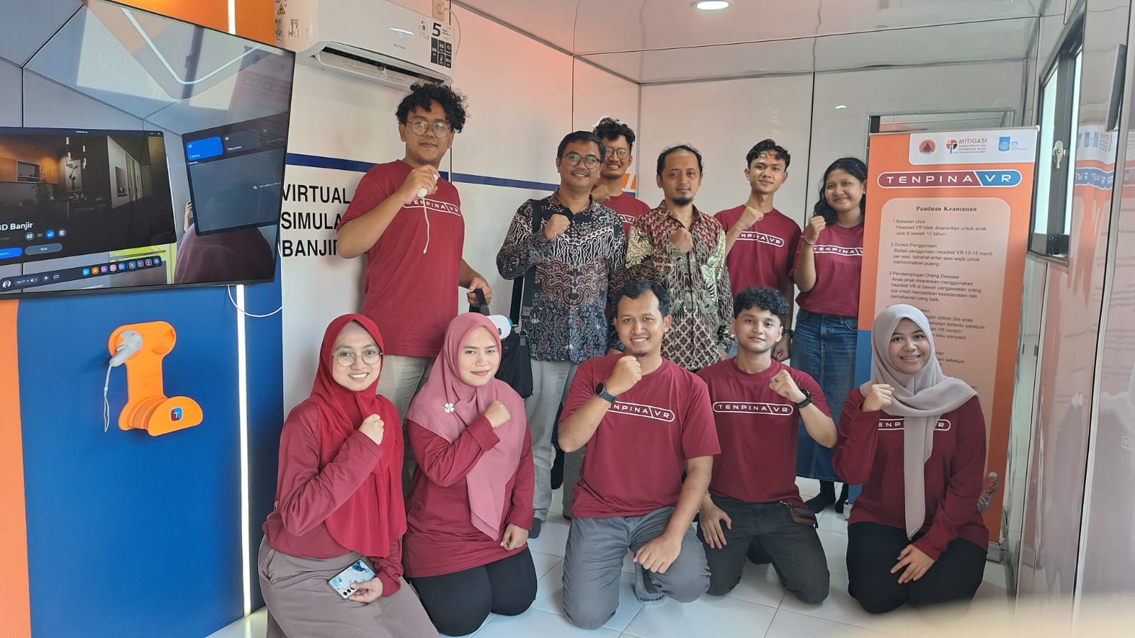 Tim riset TENPINA VR seusai membimbing para pengguna virtual reality (VR) dalam acara pembukaan Taman Edukasi Bencana BPBD Jatim