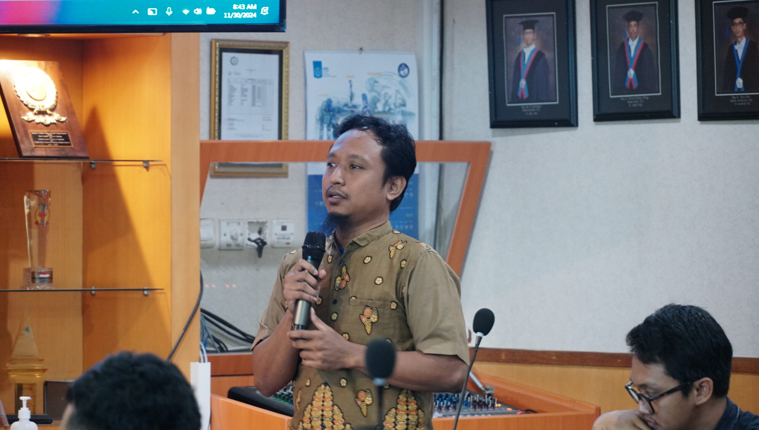 Ketua Pelaksana Pelatihan Website, Nisfu Asrul Sani SKom MSc saat memaparkan materi mengenai optimalisasi SEO