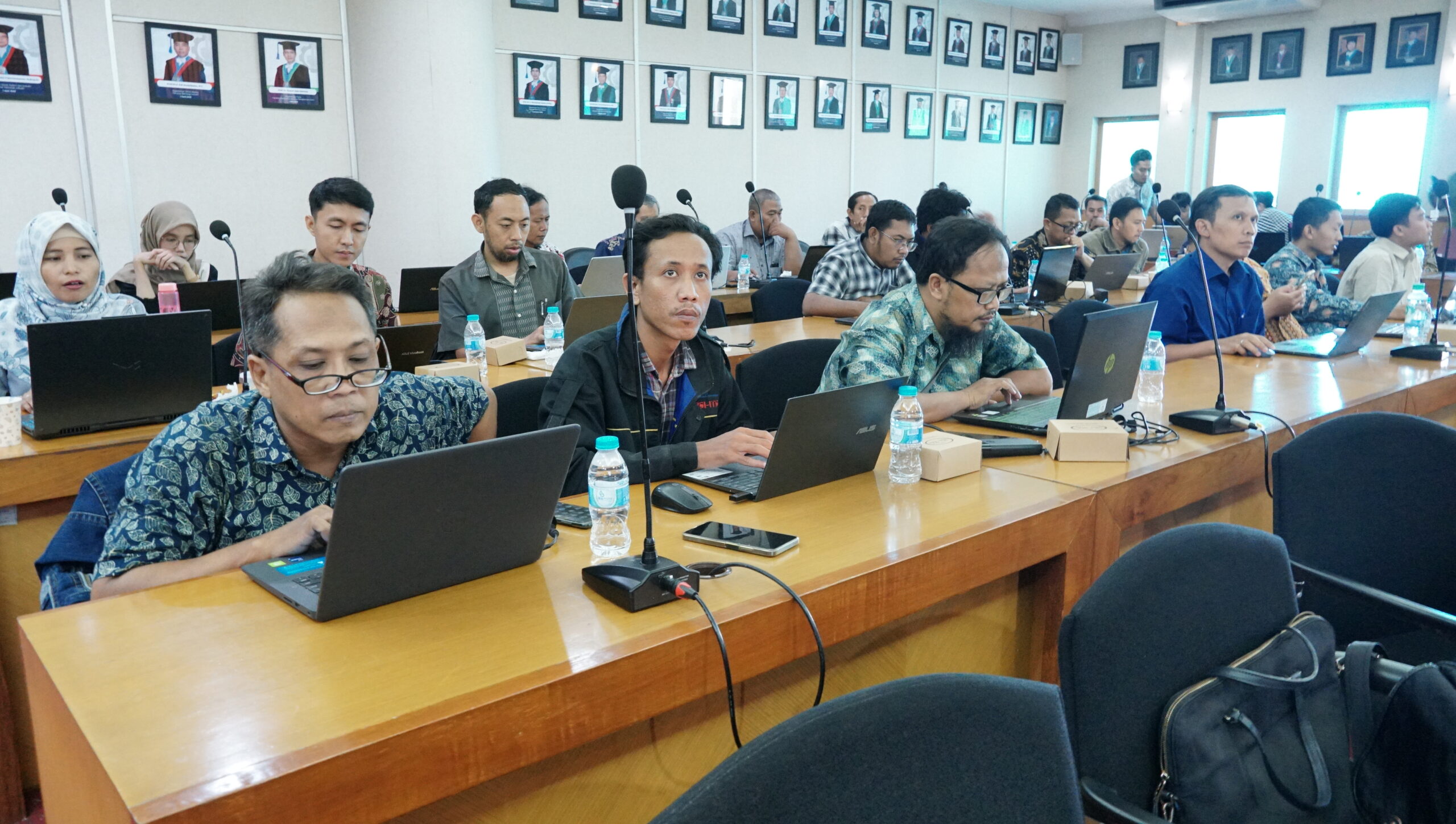 Para peserta pelatihan website dari berbagai direktorat, fakultas, departemen, dan unit di ITS saat mendengarkan materi disampaikan