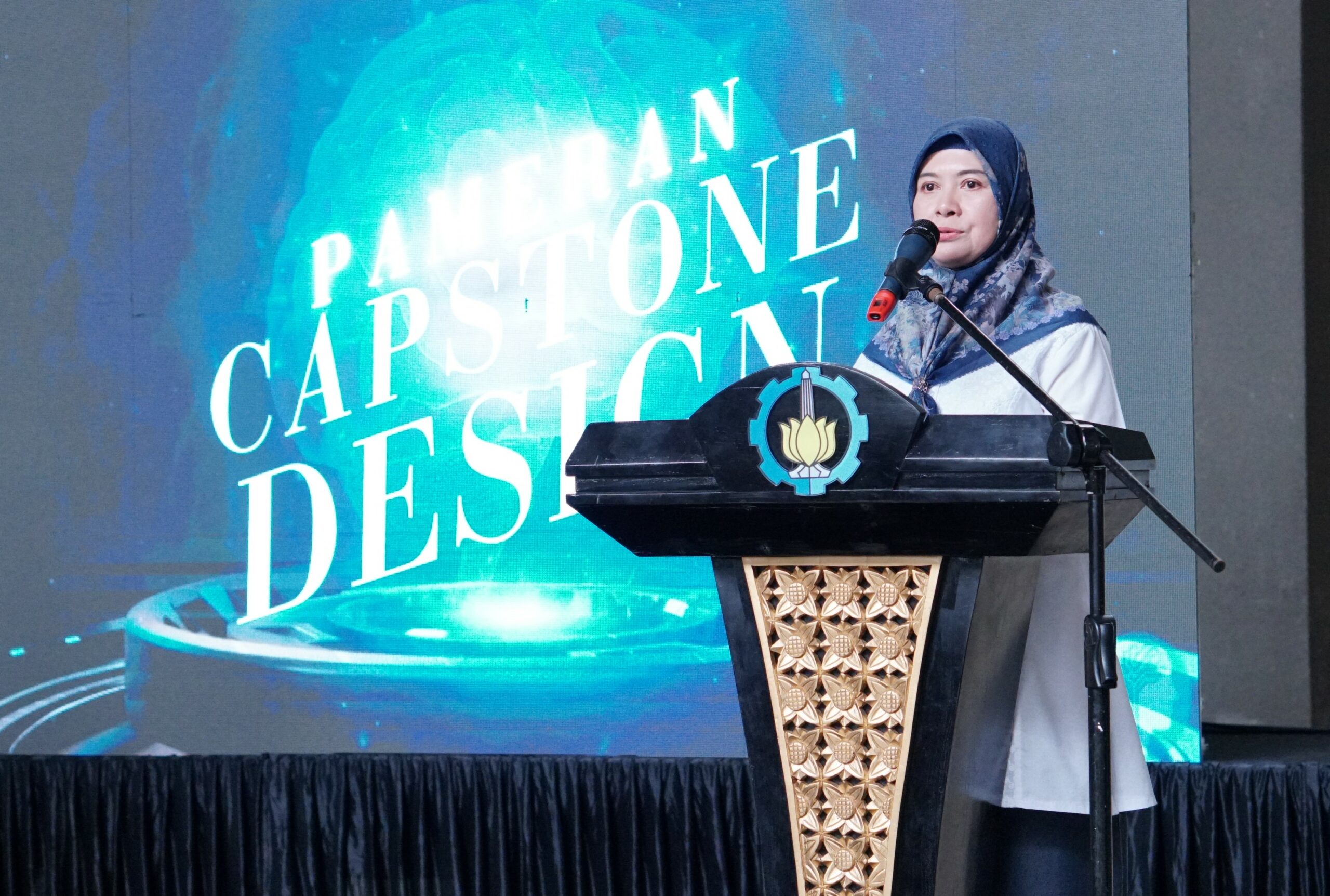 Gambar ketua pelaksana Pameran Capstone Design 2024 ketika menyampaikan sambutan