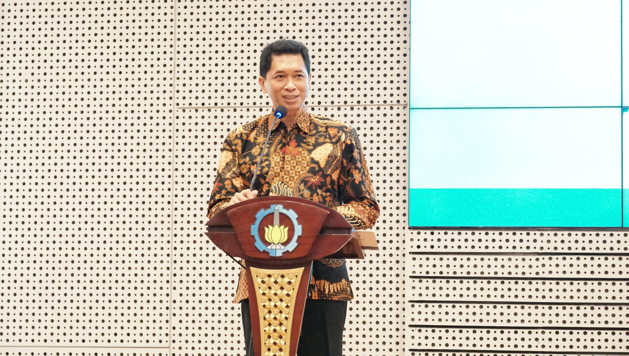 Prof Ir Bambang Pramujati ST MSc Eng PhD menyampaikan sambutannya pada Memorial Lecture bertajuk Penguasaan Sains dan Teknologi untuk Menjaga Kedaulatan dan Hak Berdaulat sebagai Bentuk Perwujudan Deklarasi Djuanda