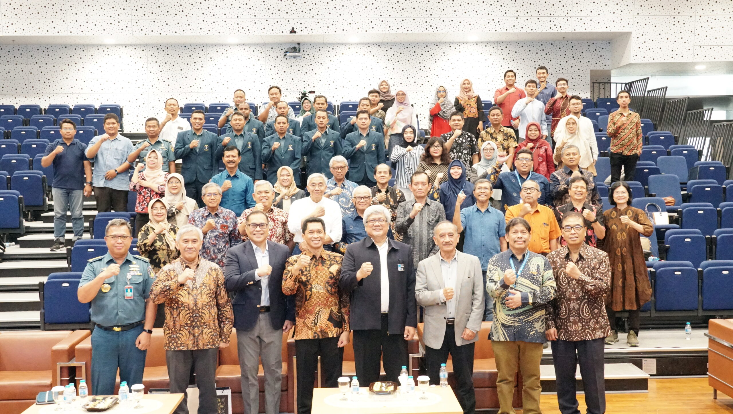 Gambar foto bersama Prof Ir Bambang Pramujati ST MSc Eng PhD (empat dari kiri) bersama tamu undangan guru besar berbagai institusi