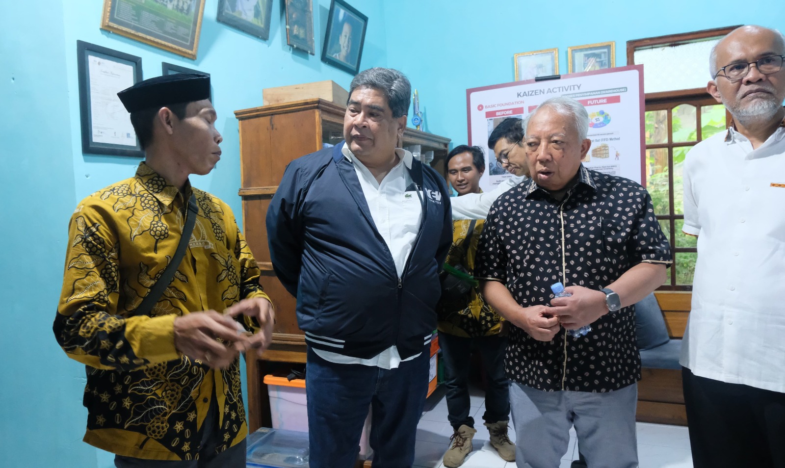 Wakil Presiden Direktur PT TMMI Bob Azam (dua dari kiri) saat melakukan peninjauan peningkatan standarisasi kerja Kopi Wonosalam